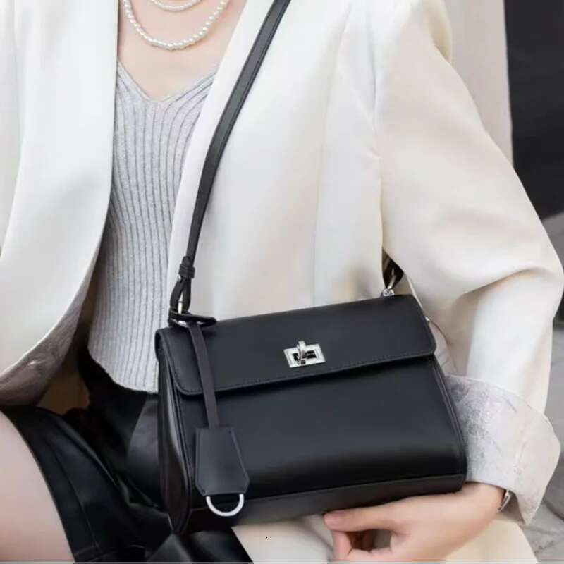 2025 New Genuine Leather Messenger Fashion Shoulder Underarm Sliver Lock Brand Daily Simple Casual Versatile Bag