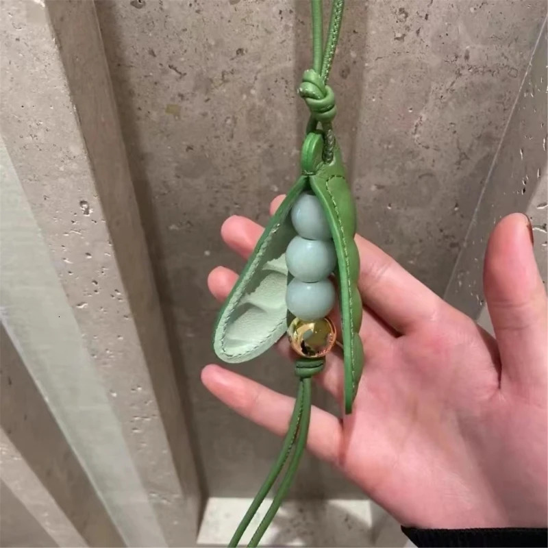 Keychains Creative Fashion Handmade Pea Pendant Keychain Bag Charms Funny Green Glass Beaded Peas Key Rope for Women Girls Gift R250728