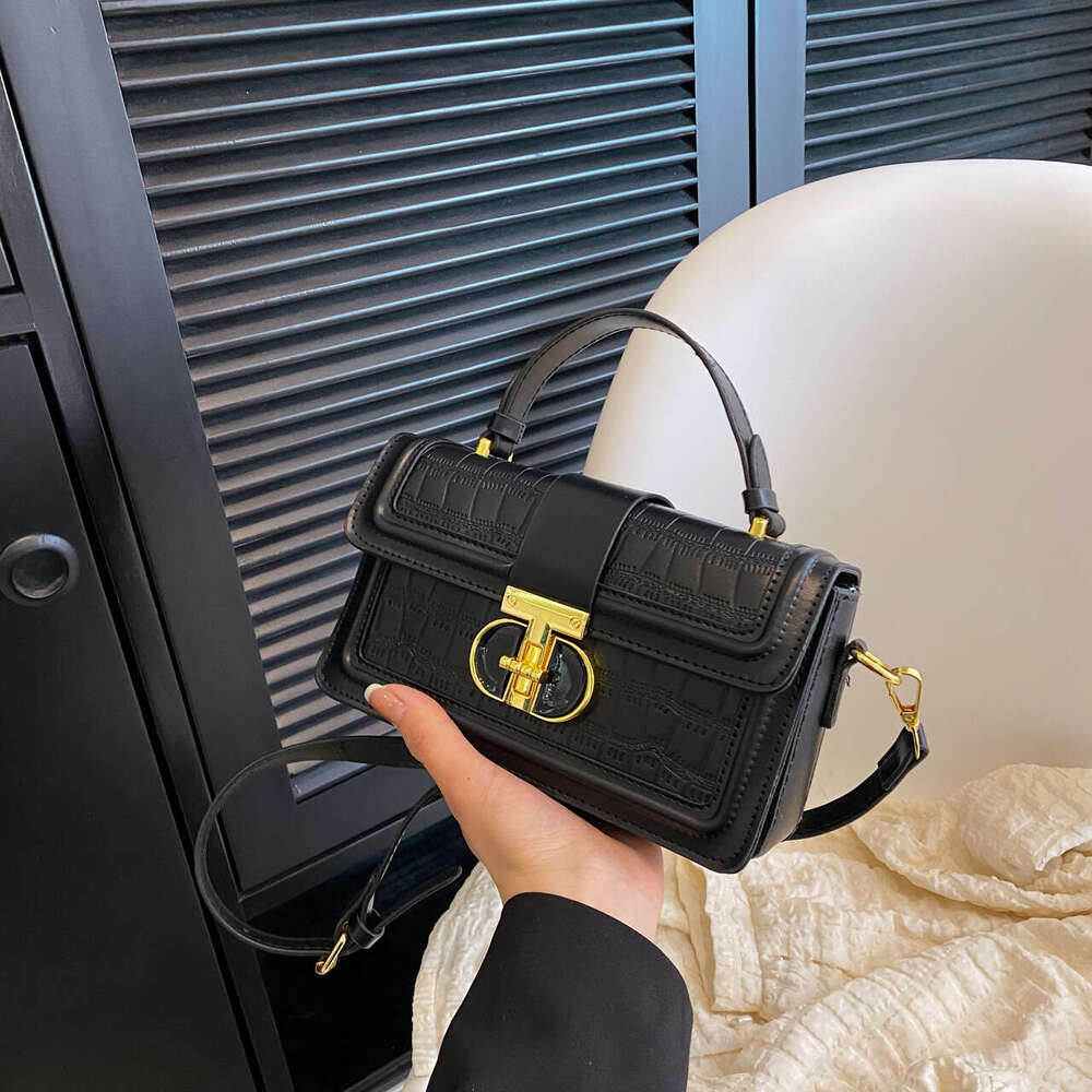 High quality solid color portable box for spring and summer 2023, niche light luxury single shoulder crossbody small square bag
