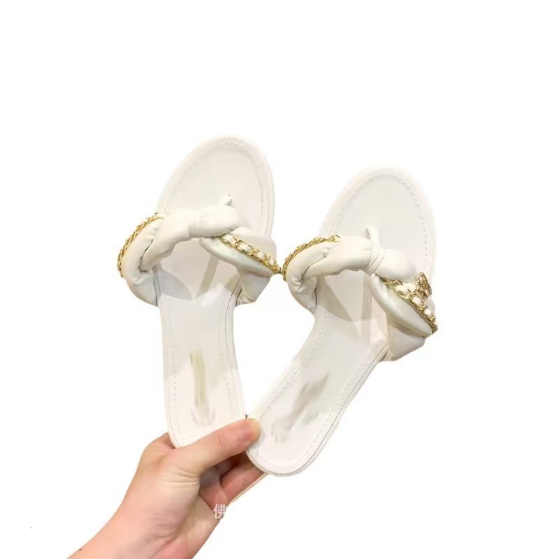 Hot selling high version 2023 new flat bottomed slippers for women wearing small fragrant herringbone metal chain sandals