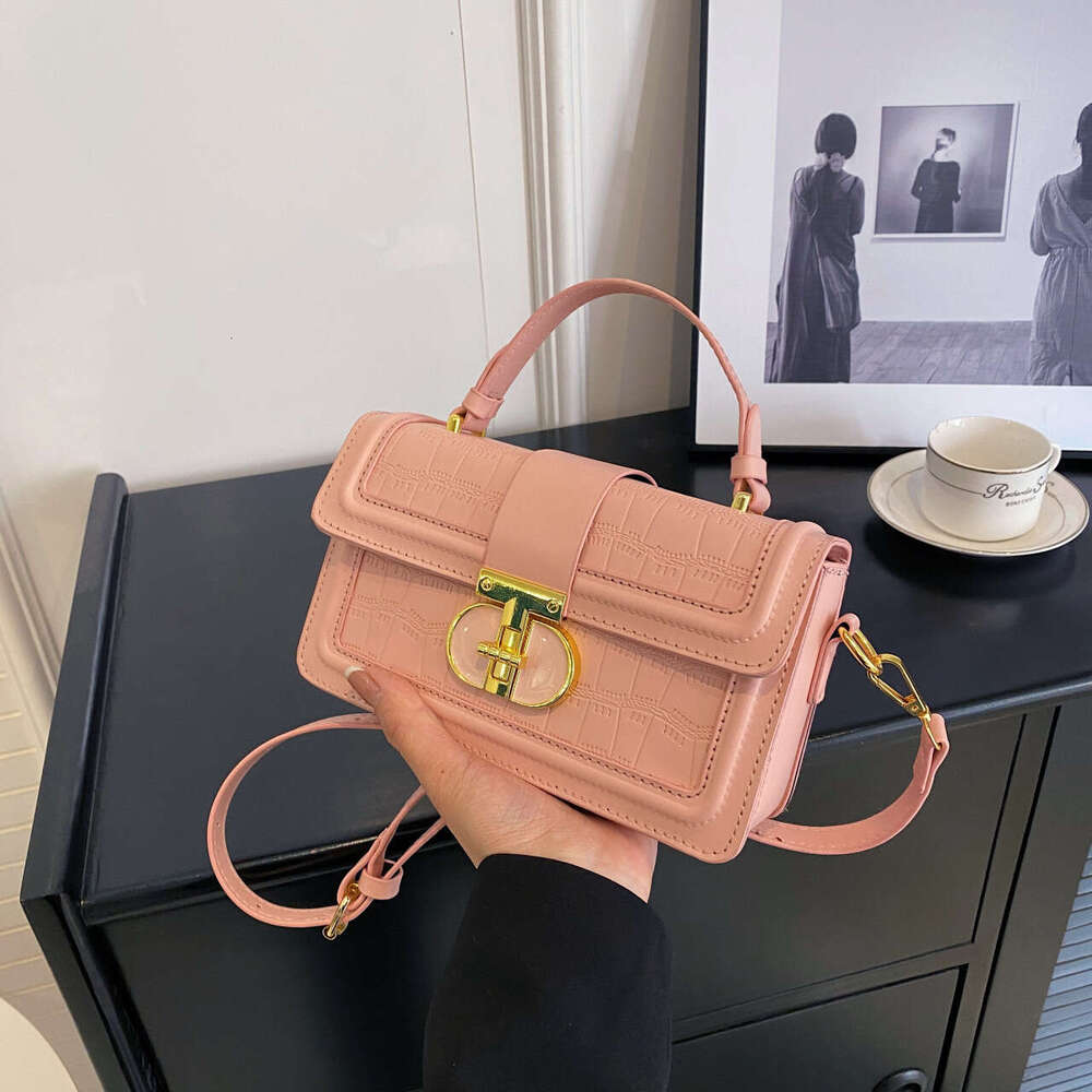 High quality solid color portable box for spring and summer 2023, niche light luxury single shoulder crossbody small square bag
