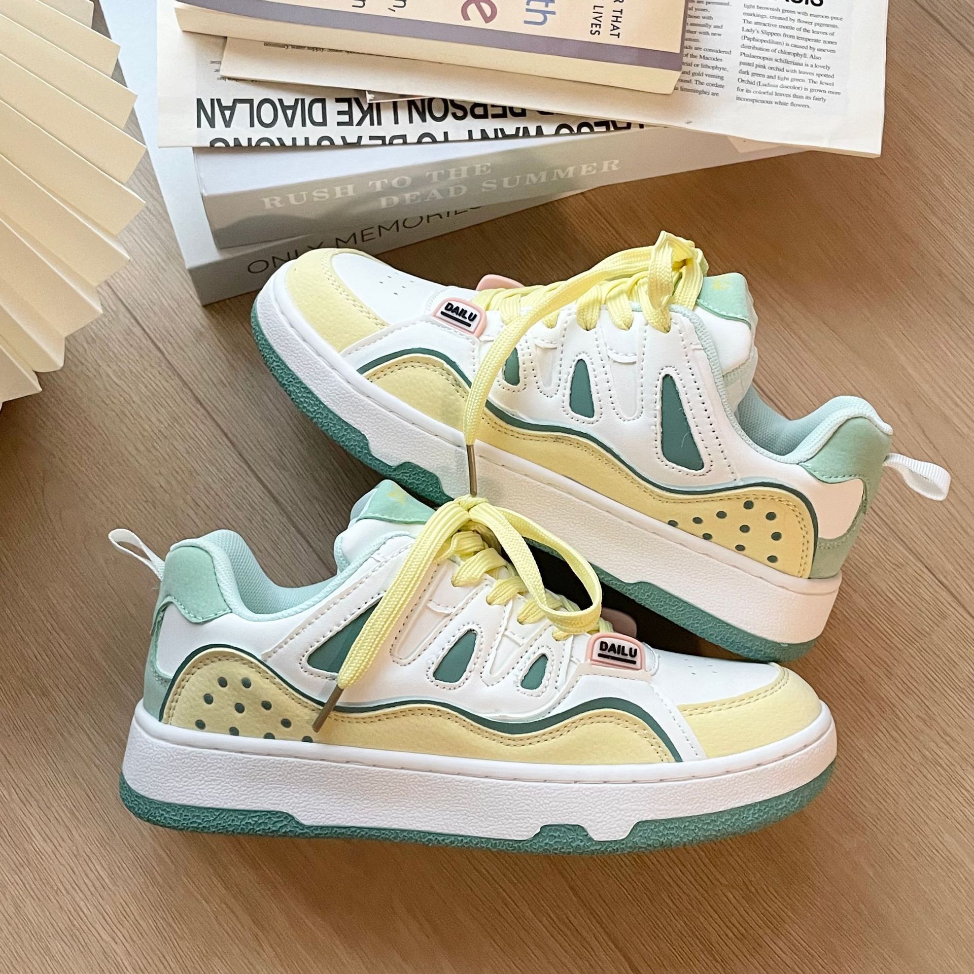Designer Shoes 2025 New Summer Fashionable Unique Lightweight Comparison Sports Shoes Outdoor Multi Functional Leisure Student Skateboarding Shoes Tre