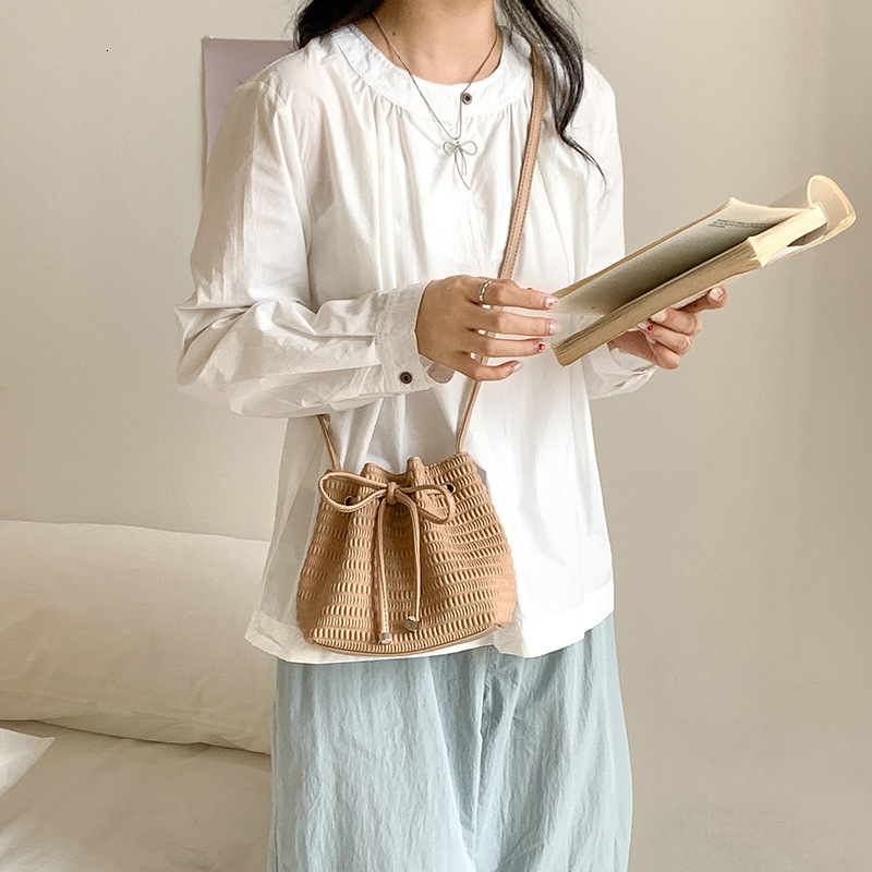 Simple Casual Korean Fu Bag Bag Small Fresh Braided Shoulder Bag 2025 New Fashion All-match Drawstring Bucket Bag Designer Bag