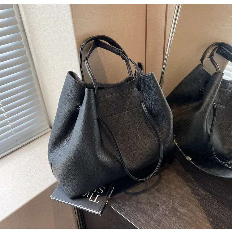 Large Capacity Women 2025 Stylish Texture Hand Shoulder Bag Everything Work Commute Armpit Tote Purses And Handbags