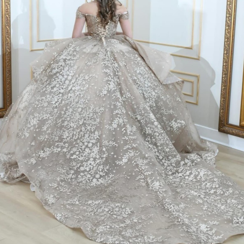 Light Champagne Shiny Princess Quinceanera Dresses Appliqued Lace Beading Tull Sweet 16 Dress Off Shoulder Ball Gown Vestidos 15 de anos