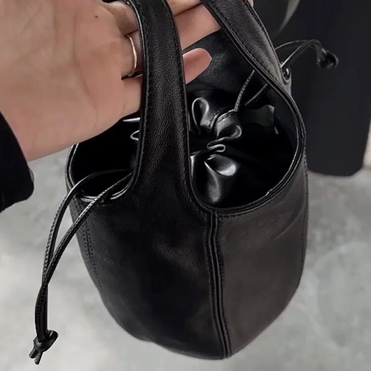 2025S Fashion Designer Vegetable Basket Niche Design Cartilage Large Capacity High End Feeling Versatile Commuting Hand Held Bucket Bag Crossbody Bag