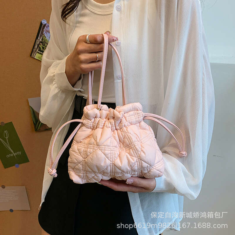 Simple diamond grid drawstring mouth pleated water bucket for women, nylon cloud single shoulder crossbody bag, lightweight dumpling bag