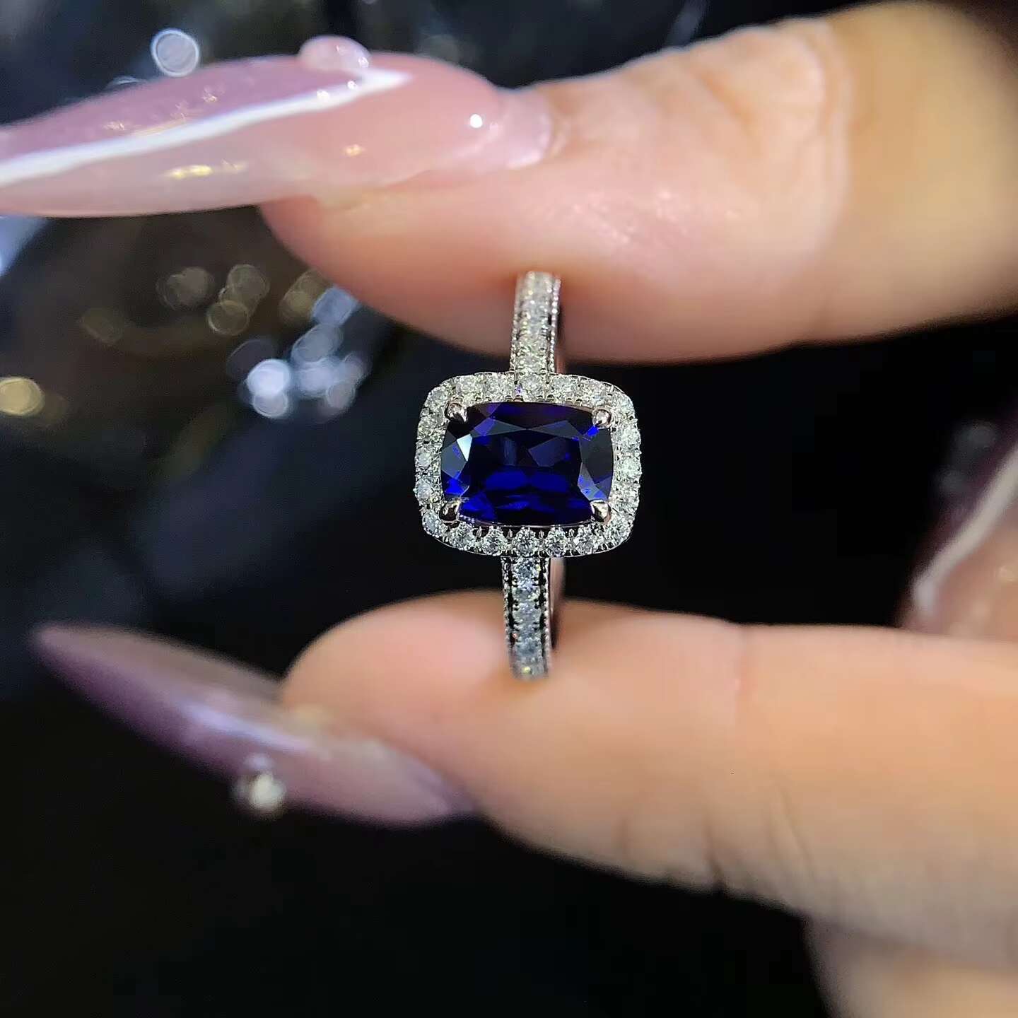 Hot Sale Customizable 9K 10K 14K 18K Solid Gold 1ct Cushion Cut Royal Blue Lab Created Sapphire Anniversary Halo Ring for Ladies