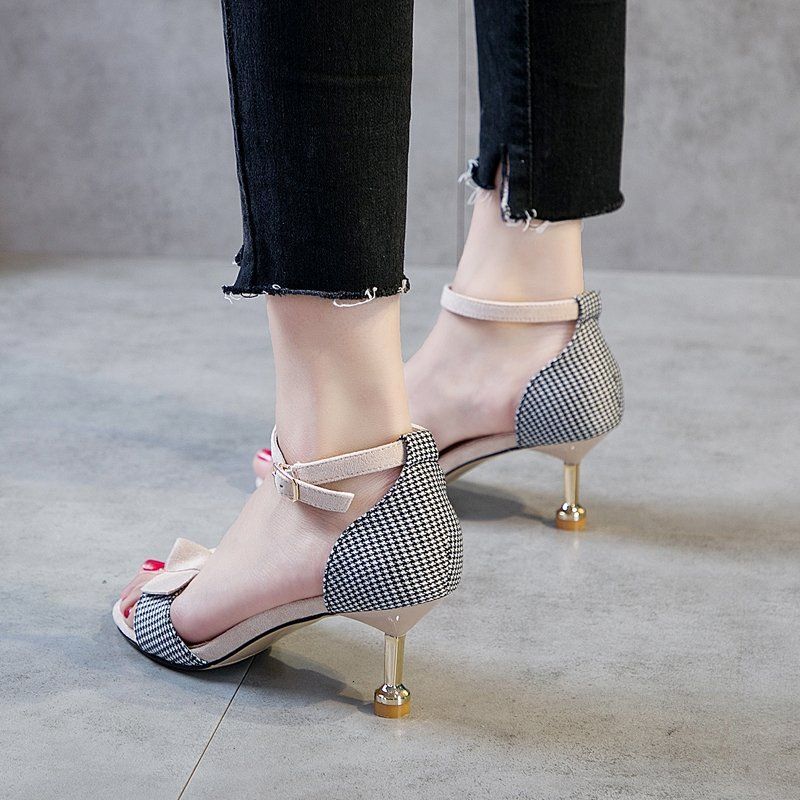 Summer versatile small fresh sandals with a fairy style 2025 new style for students. One button cat heel high heels paired with skirts