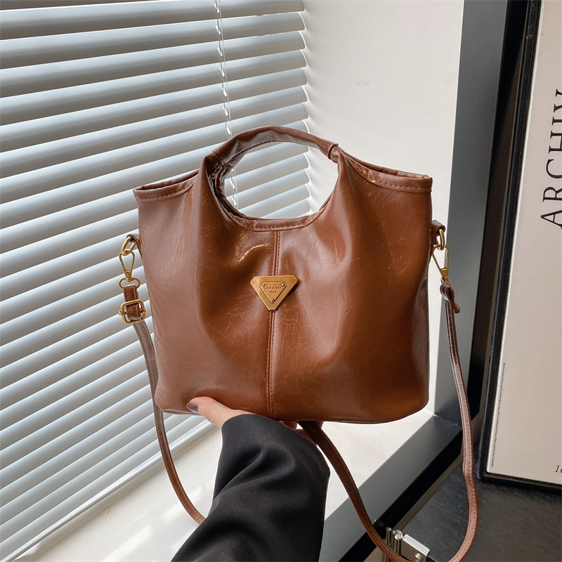Women's tote bucket bag Women's new fashionable simple fashion bag commuting single shoulder crossbody bag 2025s hot