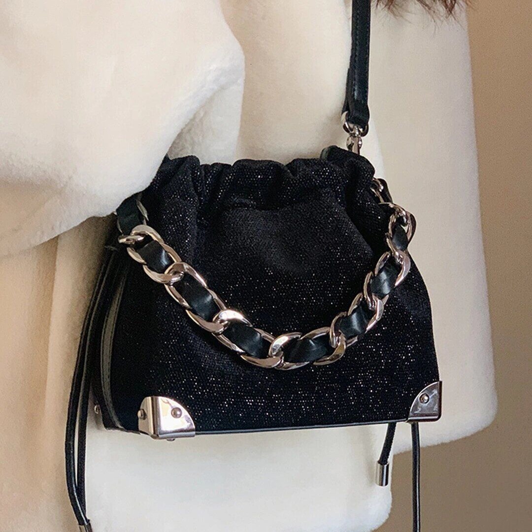 2025S Fashion Designer New Early Spring Chain High Beauty Sparkling Galaxy Bucket Women S Super Hot Commuter Shoulder Crossbody Bag