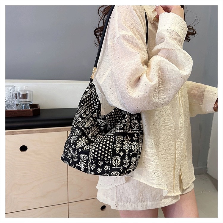 2025S Fashion Designer New Large Capacity Floral Cloth Stylish Versatile Shoulder Bag Simple Handbag Fashionable And Fresh Women S Bag