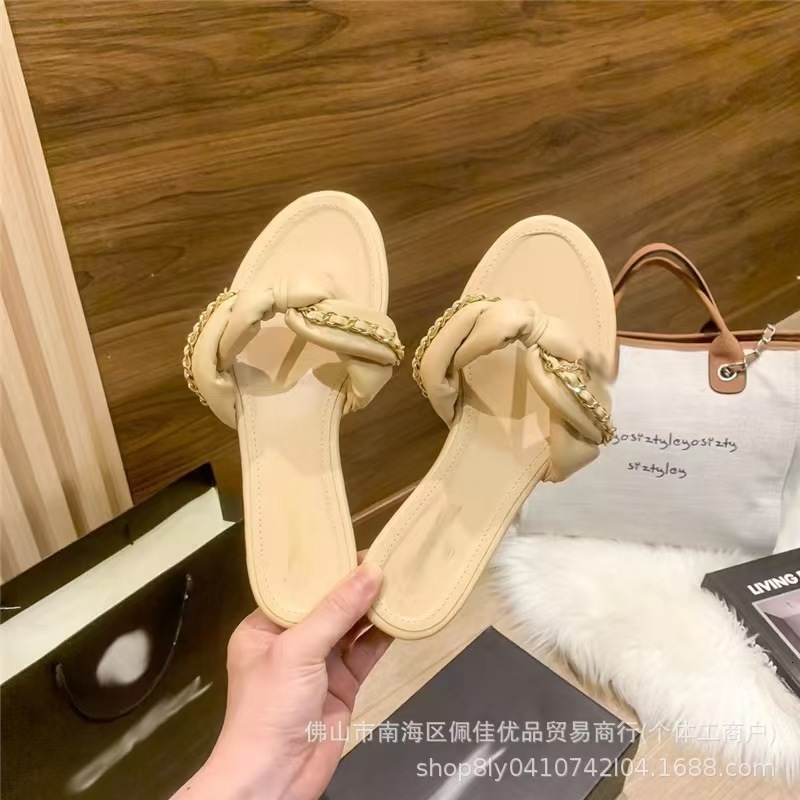 Hot selling high version 2023 new flat bottomed slippers for women wearing small fragrant herringbone metal chain sandals