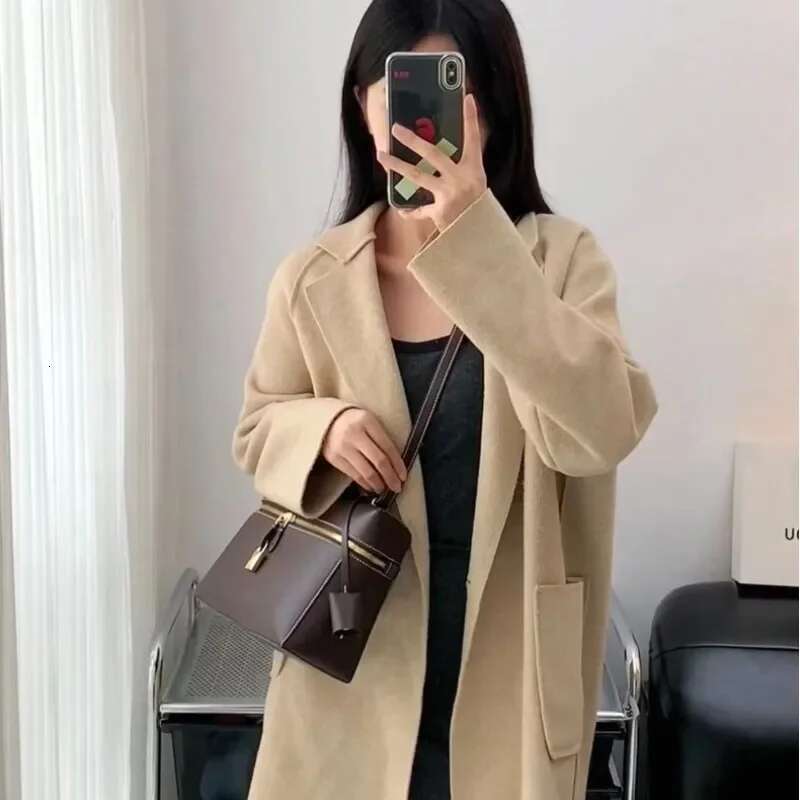 Light Fashion Casual Large Capacity Slanting Cross Handbag Shoulder Versatile Retro Cowhide Lage New Lunchbox Bag