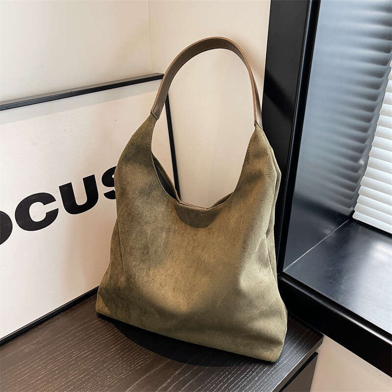 2c Leisure Commuter Large Capacity for Women's 2024 New Autumn/Winter Velvet Tote Bag, Small and Versatile Shoulder Bag