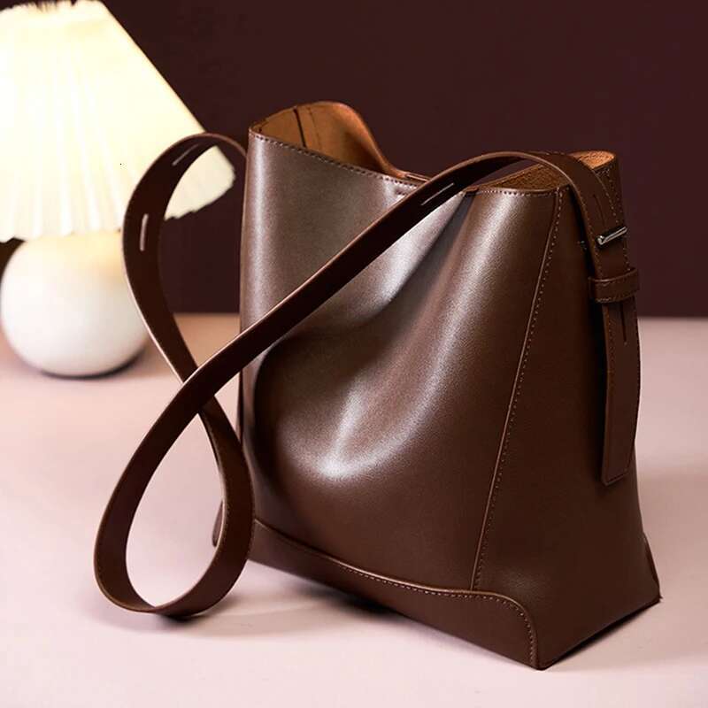Fashionable New Women's Crossbody Versatile Leather Solid Color Single Shoulder Large Capacity Commuting Bucket Bag