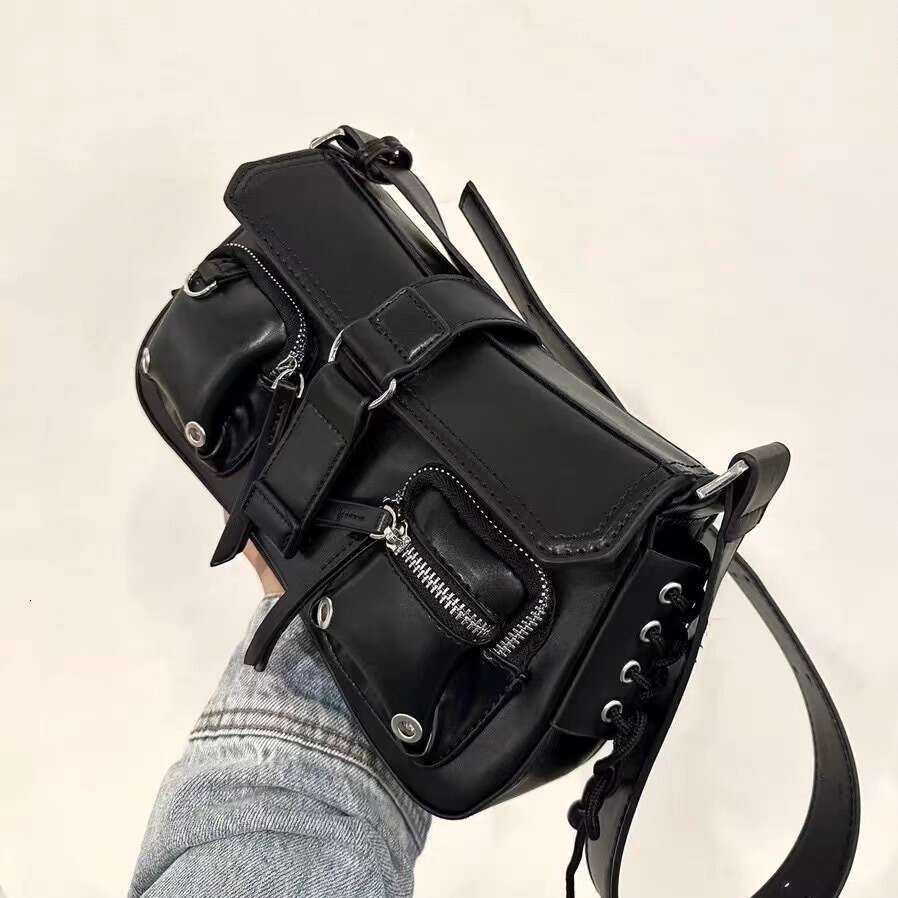 Texture trendy and cool hot girl armpit stick for women 2025 new niche design motorcycle versatile single shoulder crossbody bag