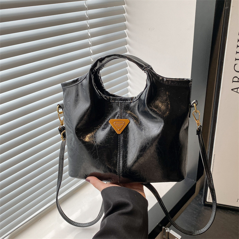 Women's tote bucket bag Women's new fashionable simple fashion bag commuting single shoulder crossbody bag 2025