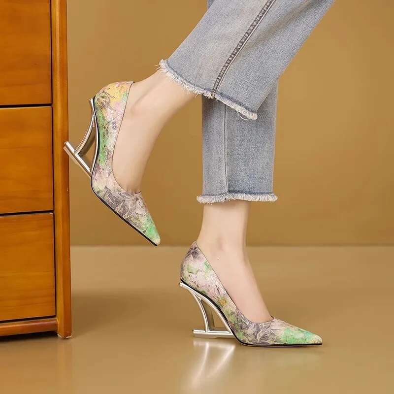2025 Summer New Women's High Heels Totem Slippers Shallow Shoes Wedding Party Designer Fashion Pointed High Heels Women's Irregular High Hee