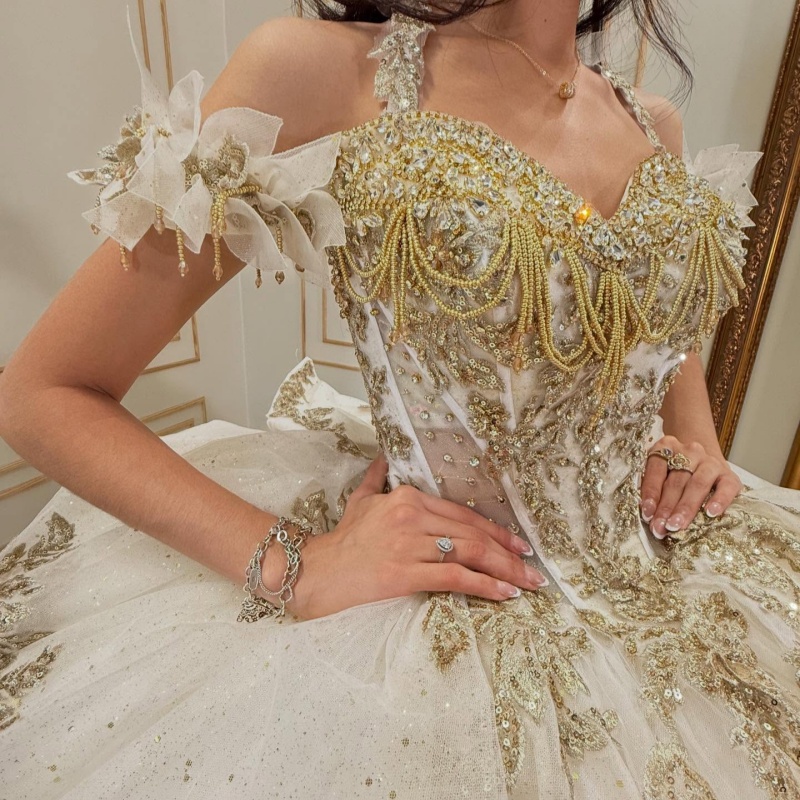 White Shiny Quinceanera Dresses Off Shoulder Ball Gown Sweet 16 Dress Beading Appliques Lace Bow Birthday Party Vestidos De 15 De Anos