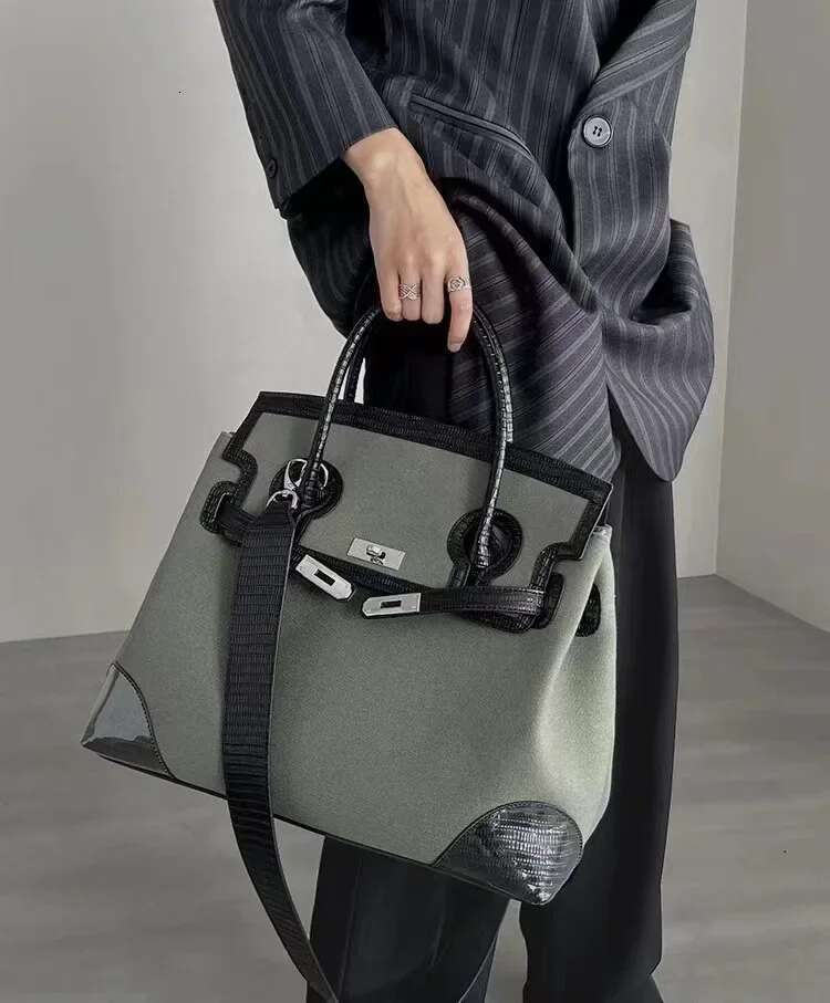 Design Classic Retro Handbag Large Capacity High-End New Commuter Travel Shoulder Bag Chic Elegant Ladies Wallet