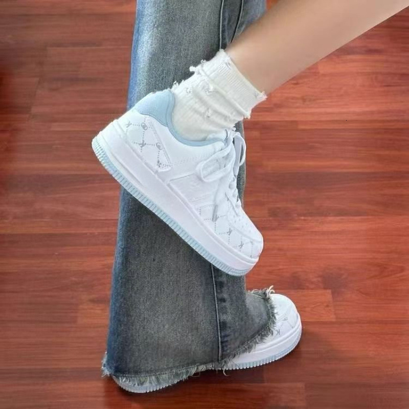 Designer Shoes For Autumn 2025 Women's Soft And Thick Soled Board Shoes New Casual And Comfortable White Shoes Women's Fashionable Printed S