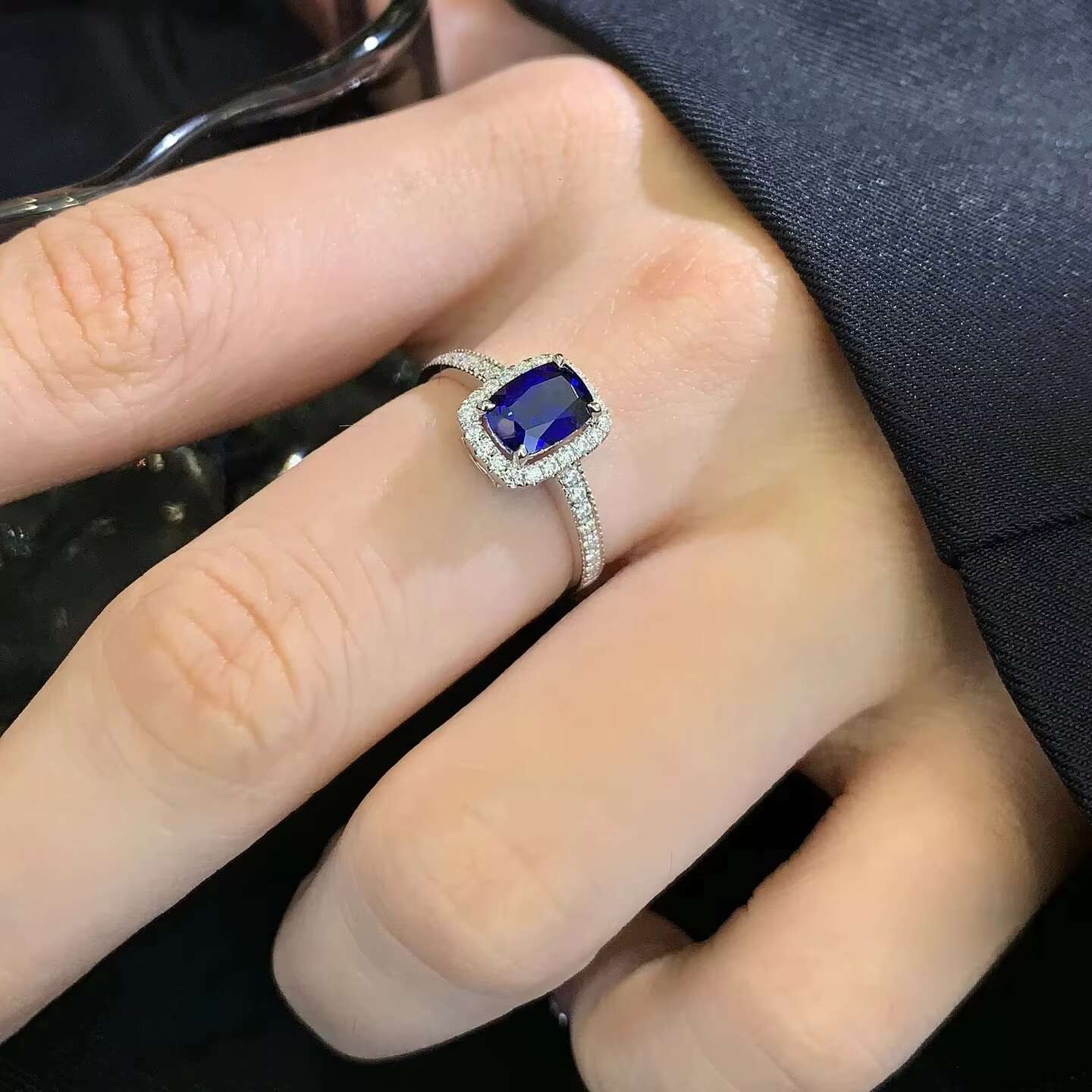 Hot Sale Customizable 9K 10K 14K 18K Solid Gold 1ct Cushion Cut Royal Blue Lab Created Sapphire Anniversary Halo Ring for Ladies