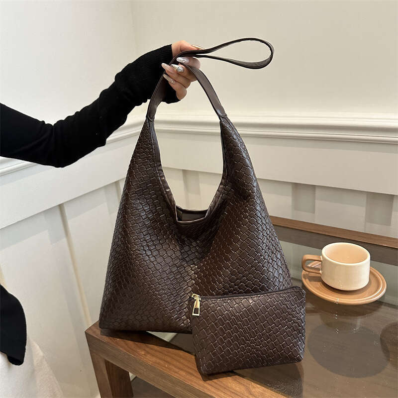 2024 new women's high-end sense shoulder woven pattern large capacity commuting tote bucket bag