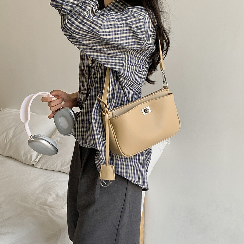 2025 Spring And Summer New Simple Literary Niche Leisure Shoulder Bag Korean Version Of Solid Color Everything Stylish Locking Handbag Designer Bag