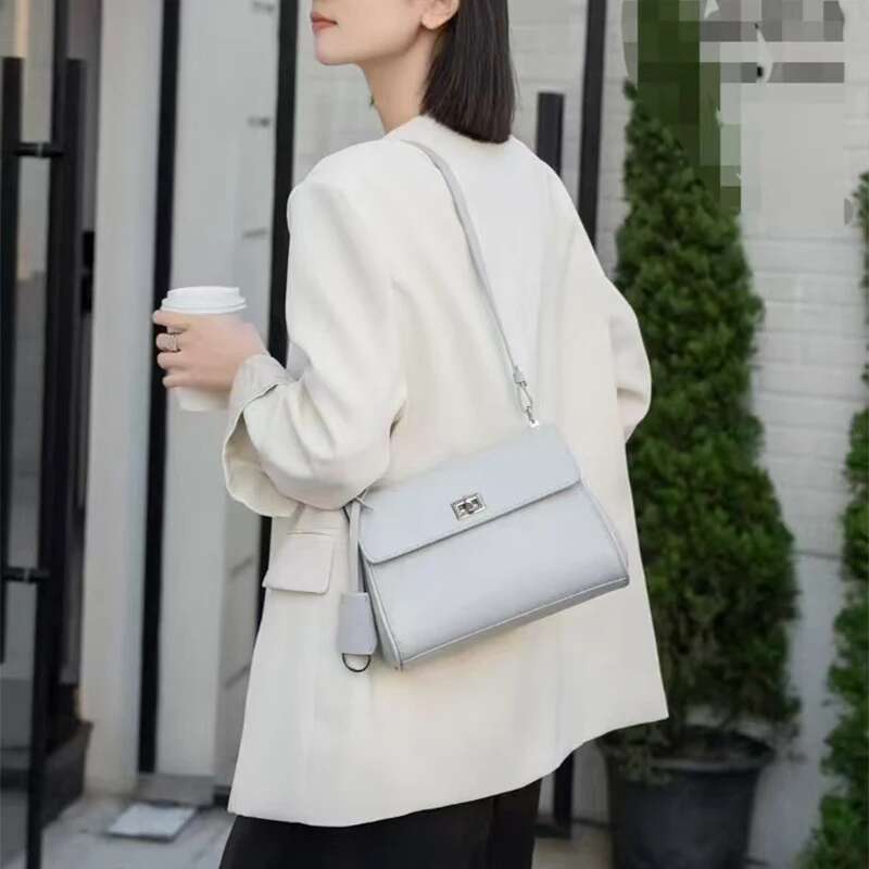 2025 New Genuine Leather Messenger Fashion Shoulder Underarm Sliver Lock Brand Daily Simple Casual Versatile Bag