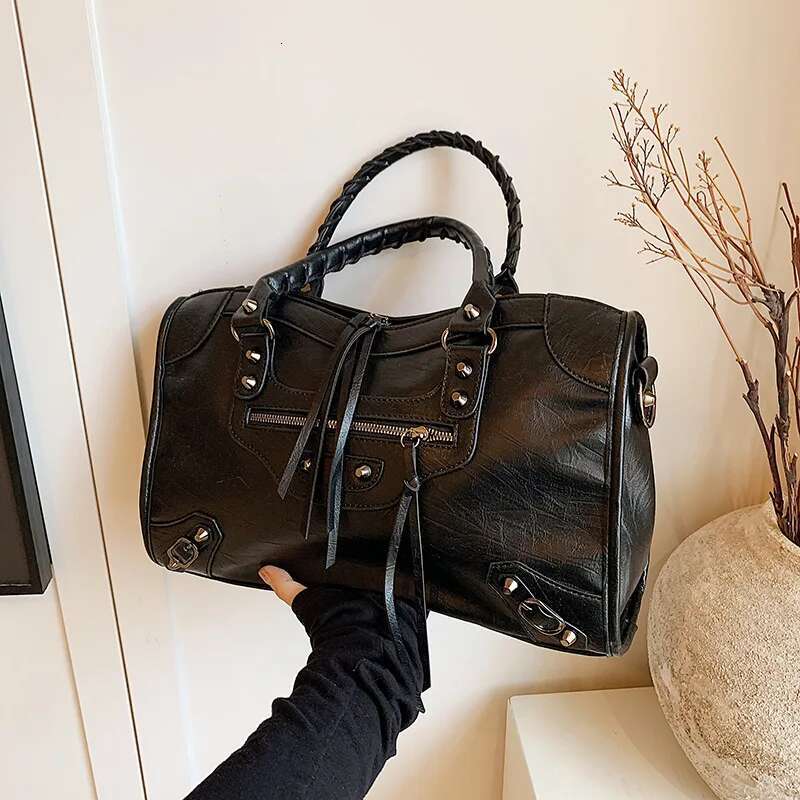 Designer 1900S Vintage Rivet Tote Women High Quality Leather Large Capacity Shoulder Strap Handbag Gothic Travel Bags
