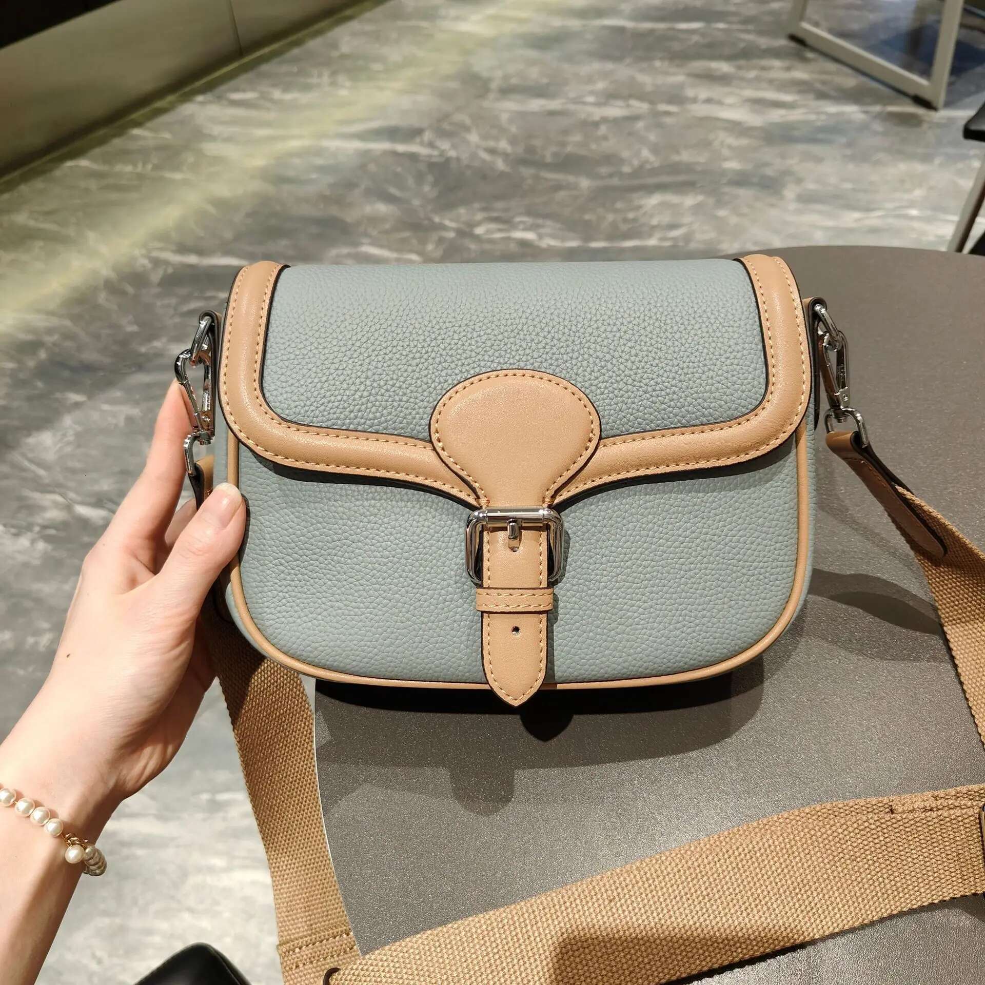 New Hit Color Retro Stylish Small Saddle First Layer Cow Leather Women Crossbody Wide Strap Ladies Shoulder Bag