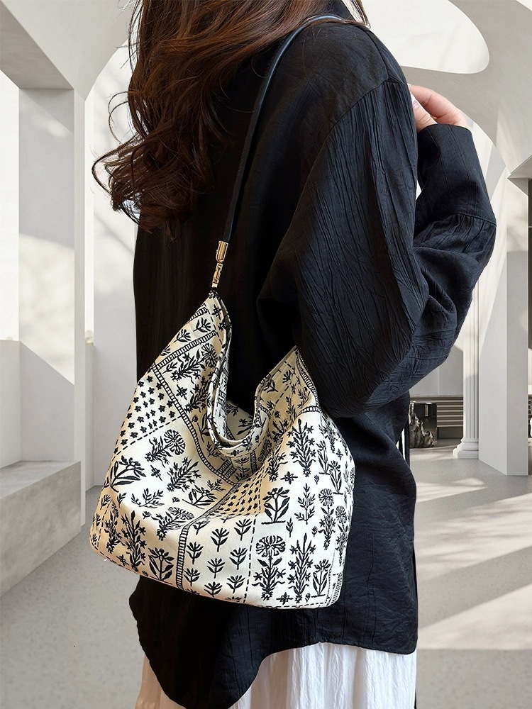 2025S Fashion Designer New Large Capacity Floral Cloth Stylish Versatile Shoulder Bag Simple Handbag Fashionable And Fresh Women S Bag