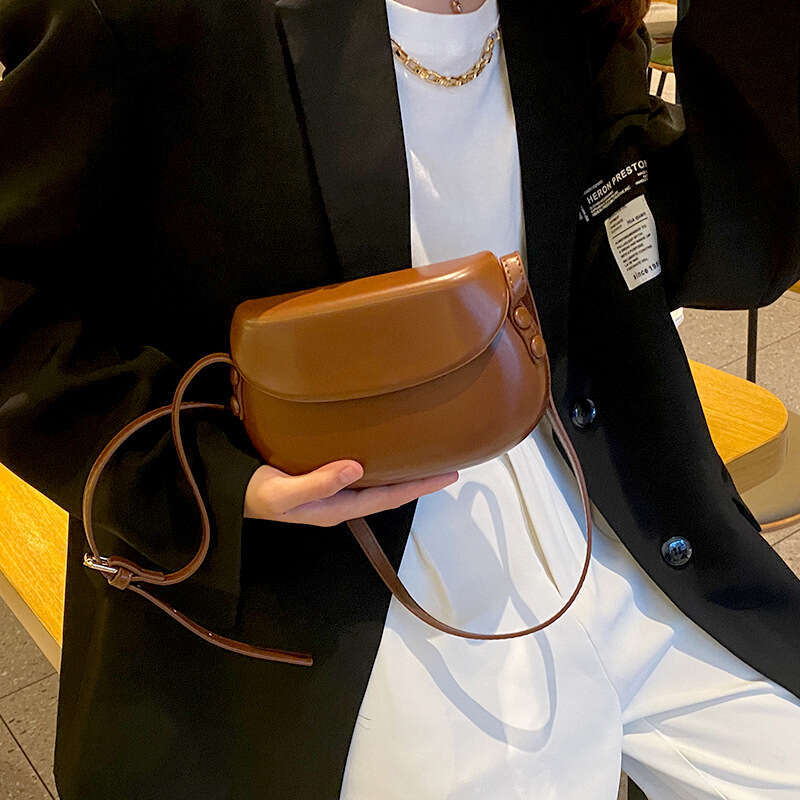 7e Hot selling for women, versatile 2024 autumn and winter new item, large pressed shell saddle bag, student party single shoulder crossbody small bag