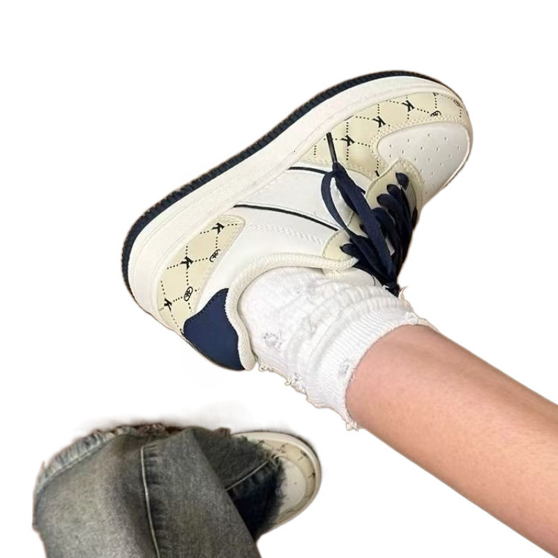 Designer Shoes For Autumn 2025 Women's Soft And Thick Soled Board Shoes New Casual And Comfortable White Shoes Women's Fashionable Printed S
