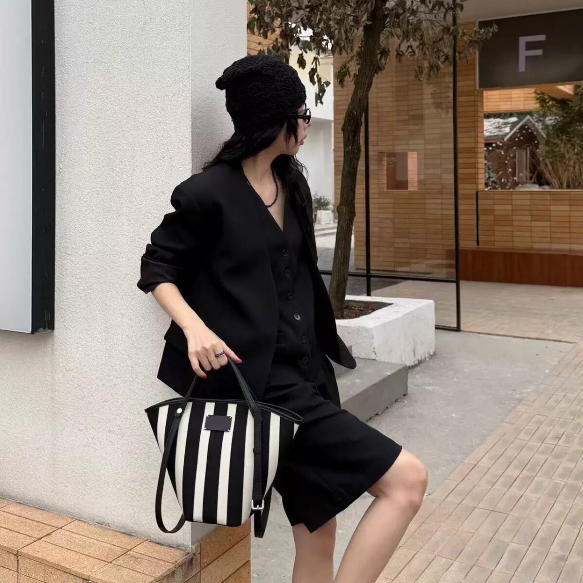 2025S Fashion Designer Handheld Striped Vegetable Basket For Women S New Early Spring Commuting Woven Fabric Single Shoulder Bucket Bag