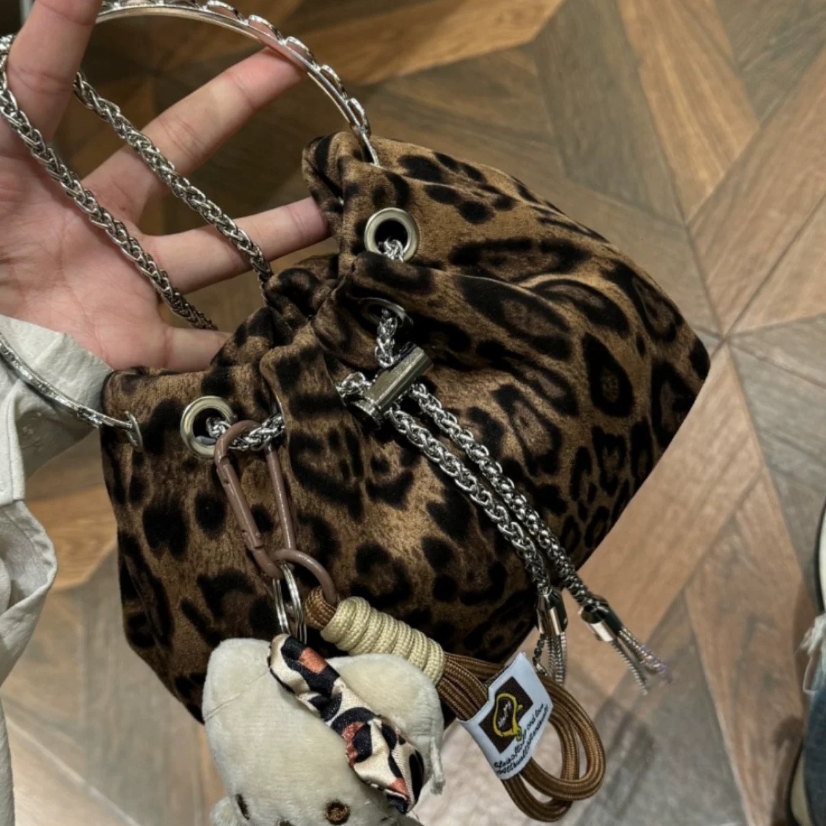2025S Fashion Designer Leopard Print Fashionable Small For Women Autumn Winter New Item Portable Bucket Bag Stylish And Versatile Chain Crossbody Bag