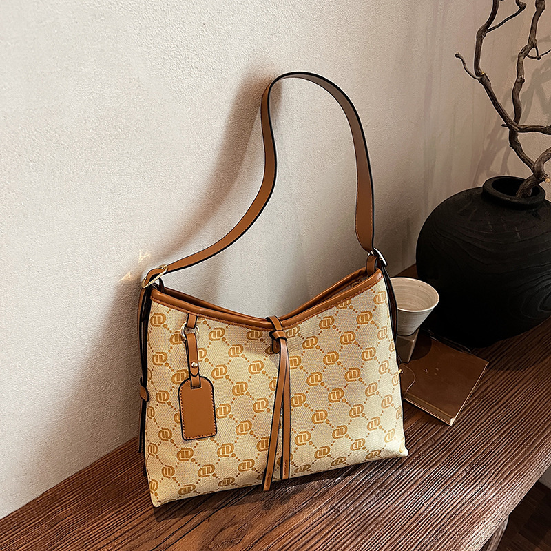 Free Shipping 2025 new Designer Bag Fashion Leisure Travel Tote Bag Handbill Shoulder Bag Women's Daily Matching