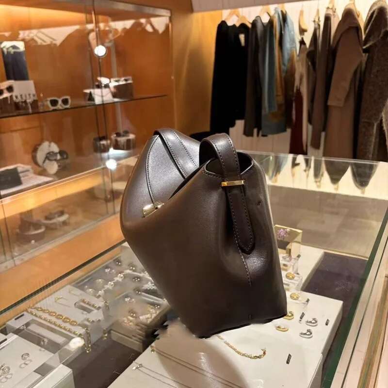 High Texture Crossbody Handbag 2024 New Large Capacity Fashion Light Niche Cowhide Single Shoulder Commuter Woman Bag
