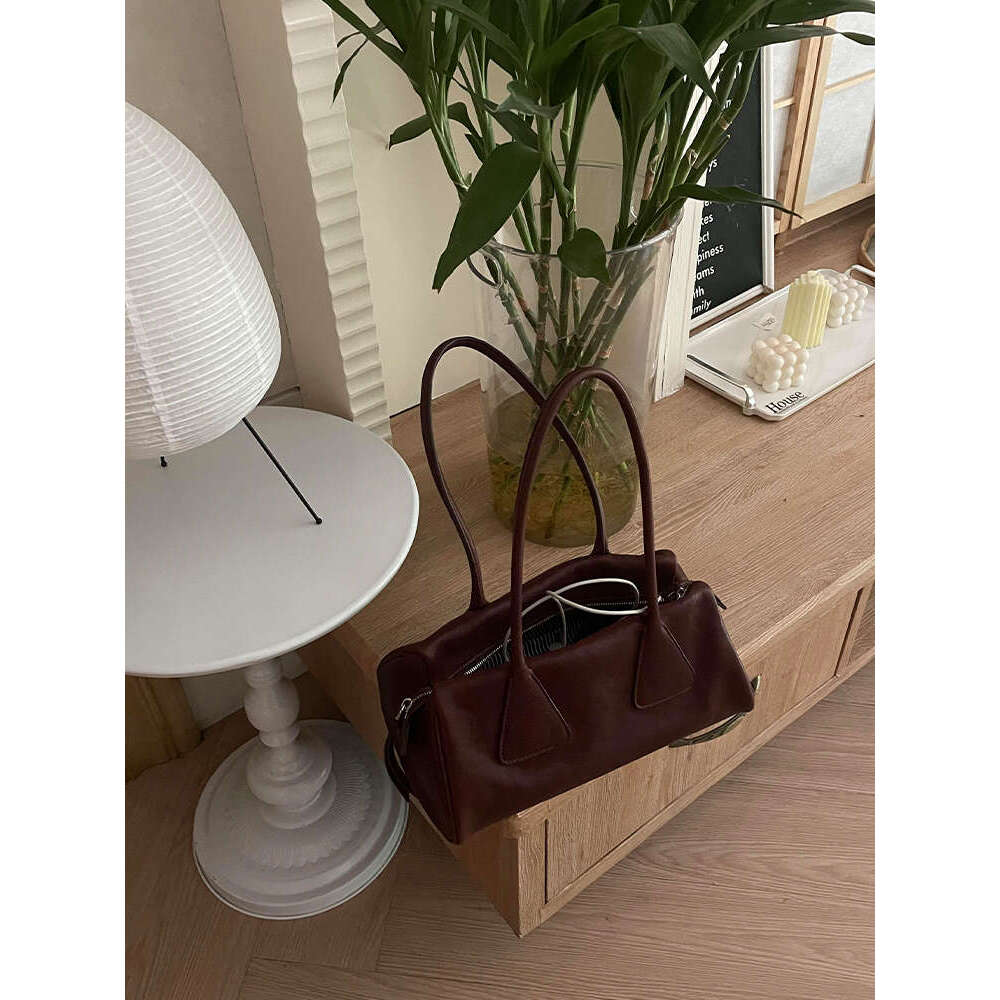 Women's Bags Underarm Stick Bag for Women New Edition, niche designer style, fashionable and simple commuting bowling bag