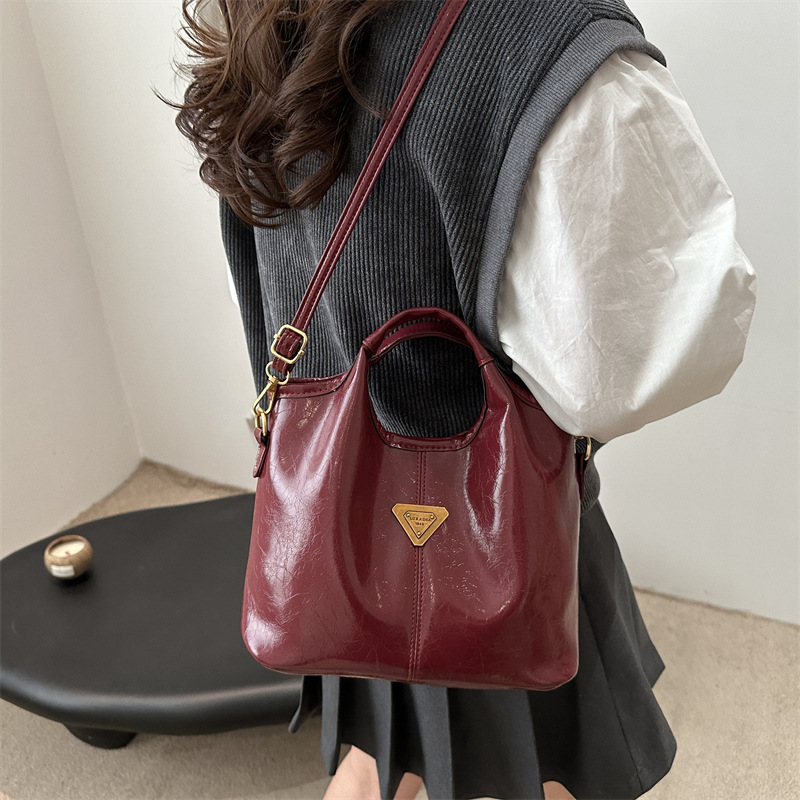 Women's tote bucket bag Women's new fashionable simple fashion bag commuting single shoulder crossbody bag