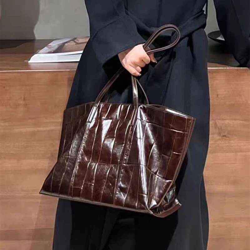 Crocodile Pattern Large Capacity Women's Shoulder Underarm Bag 2025 New Beach Holiday Handbag High Quality Ladies Tote