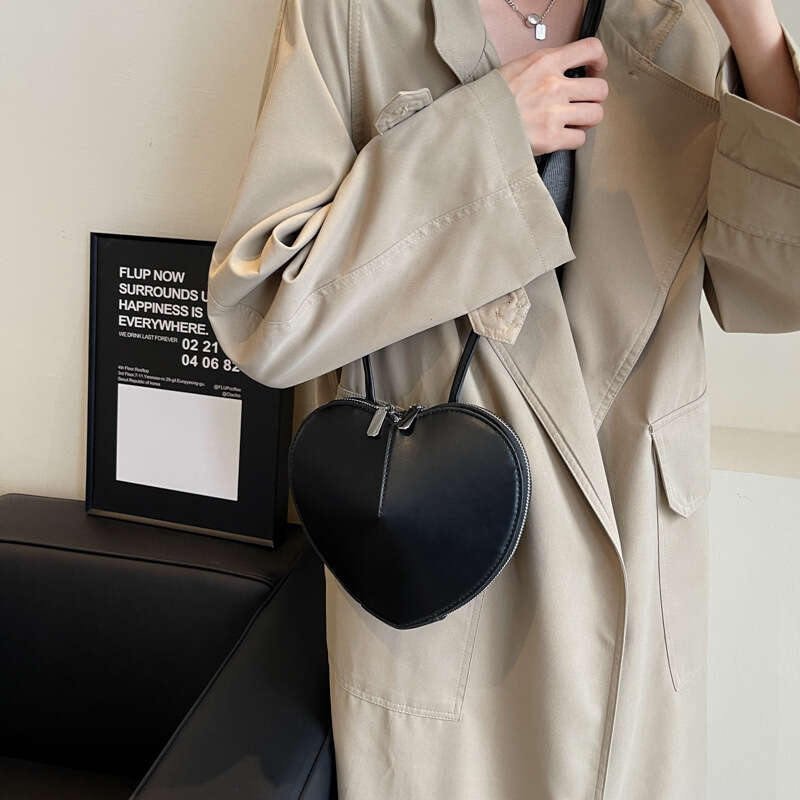 Personalized Underarm for Women's 2023 New Autumn/Winter Fashion Spicy Girl Love Small Square High end Single Shoulder Oblique Straddle Bag