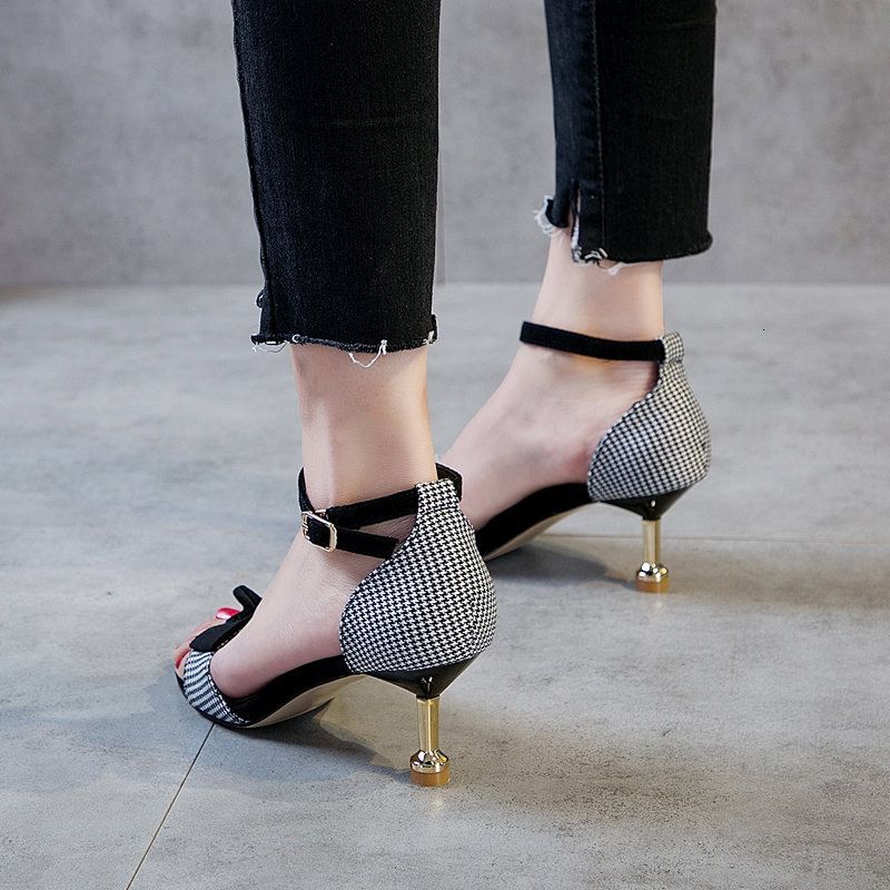 Summer versatile small fresh sandals with a fairy style 2025 new style for students. One button cat heel high heels paired with skirts