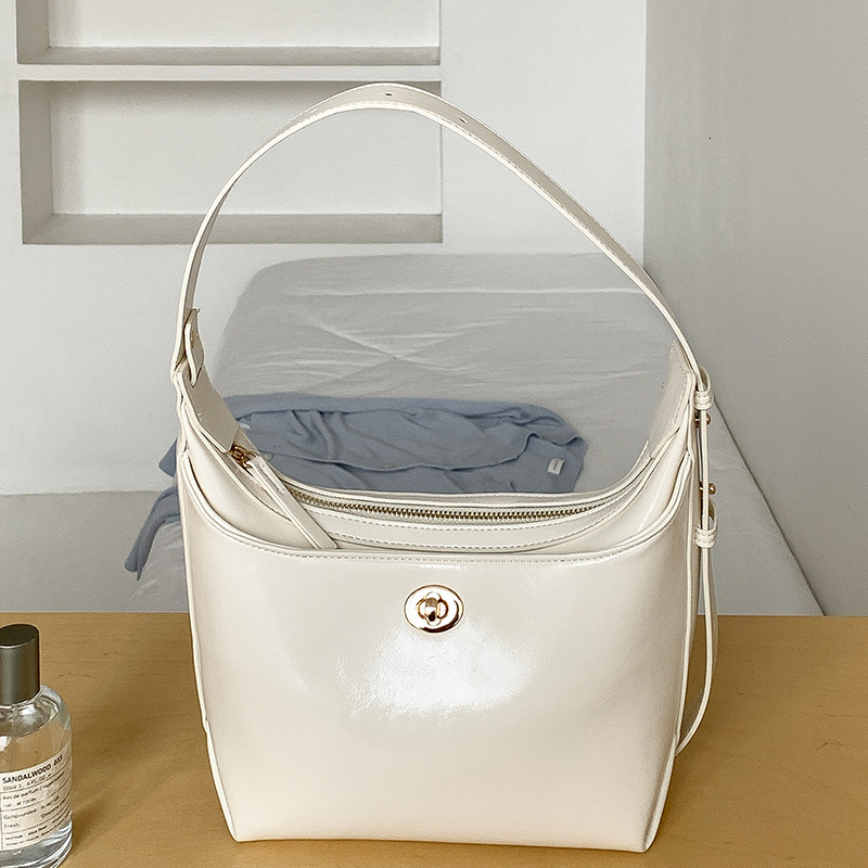 Korean Version Of Urban Simple Style Niche Design Underarm Shoulder Bag Advanced Sense Of High Appearance Level Large Capacity Portable Bucket Bag Des