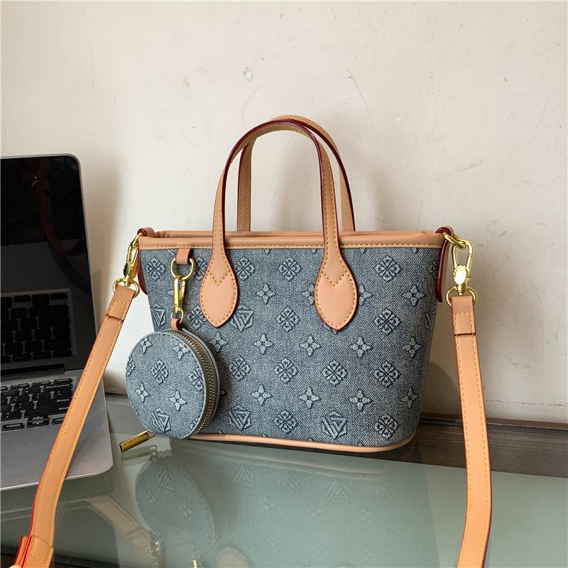 Free shipping 2025 new designer bag fashionable commuting large capacity tote bag for women crossbody bag hand-held shoulder bag brown