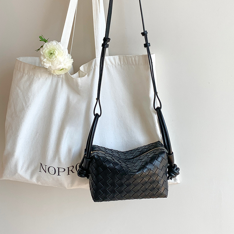 Fashion Trend New Braided Hand Camera Women 2025 Spring Korean Version Simple Everything Single Shoulder Crossbody Designer Bag