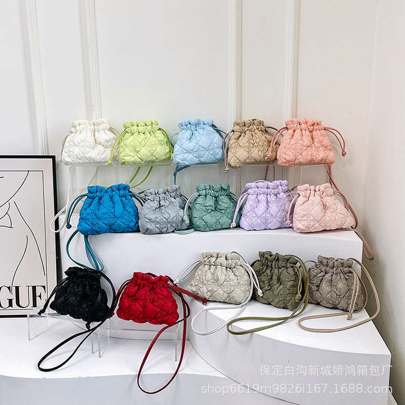 Simple diamond grid drawstring mouth pleated water bucket for women, nylon cloud single shoulder crossbody bag, lightweight dumpling bag