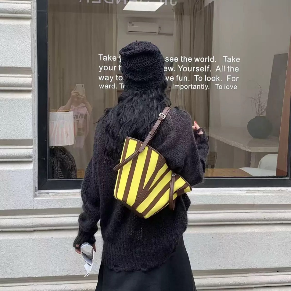 2025S Fashion Designer Handheld Striped Vegetable Basket For Women S New Early Spring Commuting Woven Fabric Single Shoulder Bucket Bag