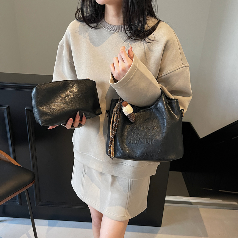 2025 new minimalist hand-held fashionable casual bucket shoulder trendy versatile crossbody women's bag